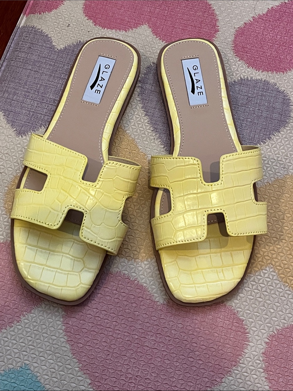 Glaze Pale Yellow Croc-Embossed Slide Sandals size 7 New